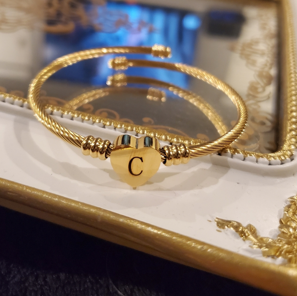 💛Gold initial C heart charm bracelet - Picture 3 of 7